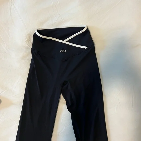 ALO Yoga Black and White Crop Top - Picture 4 of 4